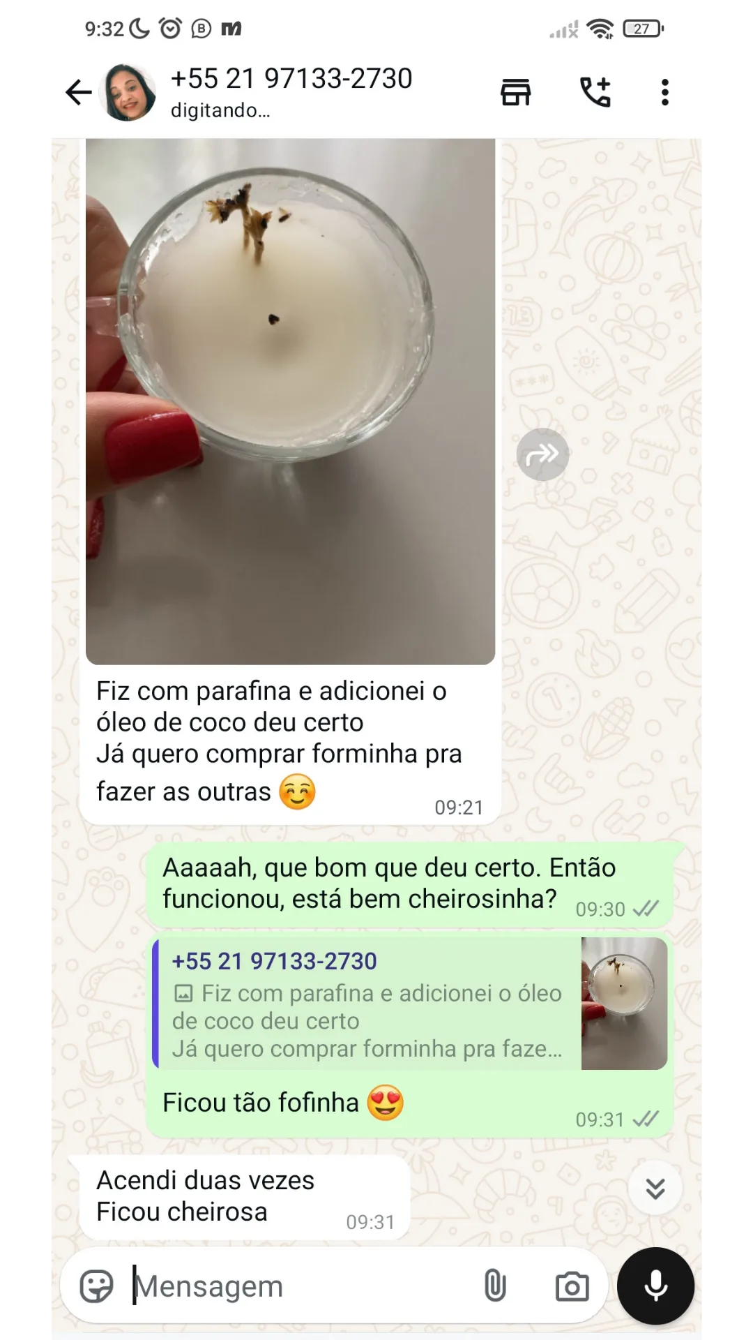Aluna mostrando vela que fez apos o curso, com mensagem: ficou cheirosa