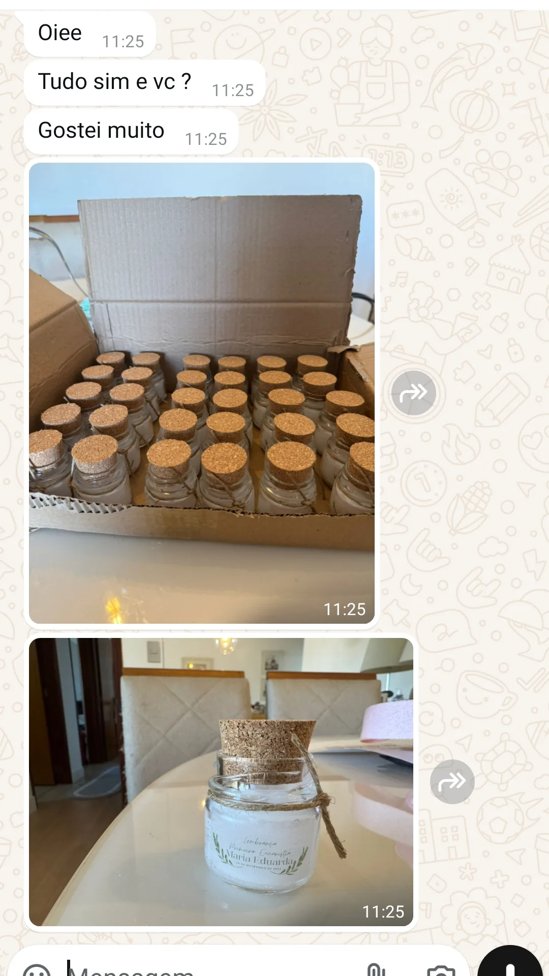 Aluna mostrando caixa de velas artesanais que produziu apos o curso